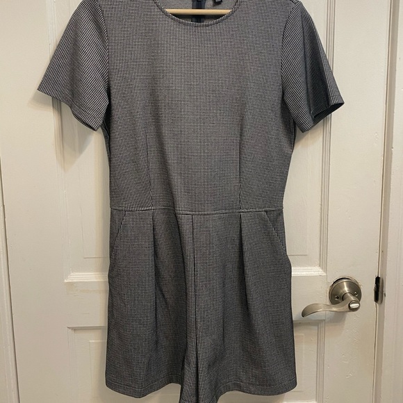 Grey romper with pockets - Picture 1 of 4